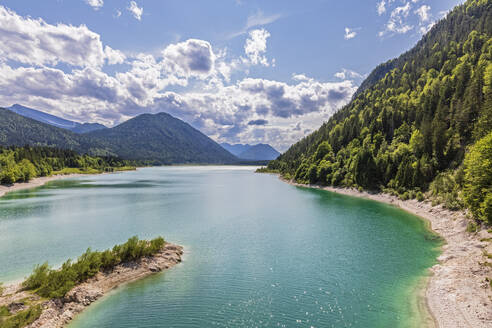 Deutschland, Bayern, Lenggries, Blick auf den Sylvensteinsee im Sommer - FOF13308