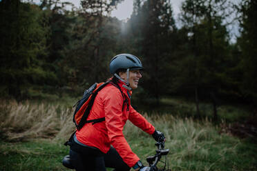 Eine aktive ältere Frau Radfahren Fahrrad in der Natur auf Herbst Tag. - HPIF05450