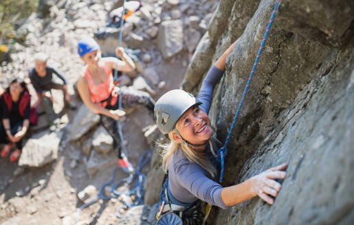 Draufsicht auf eine Gruppe von Senioren mit Lehrer, die draußen in der Natur auf Felsen klettern, aktiver Lebensstil. - HPIF05496