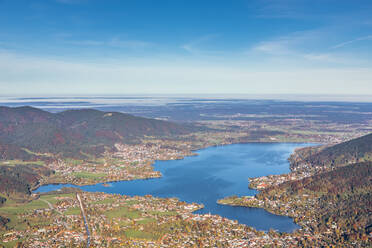 Deutschland, Bayern, Rottach-Egern, Blick auf den Tegernsee und umliegende Orte - FOF13312