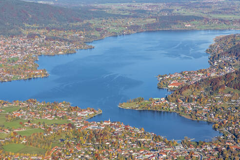 Deutschland, Bayern, Rottach-Egern, Blick auf den Tegernsee und umliegende Orte - FOF13313