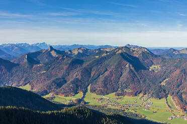 Deutschland, Bayern, Blick auf ein Dorf und die umliegenden Berge in den Bayerischen Alpen - FOF13315