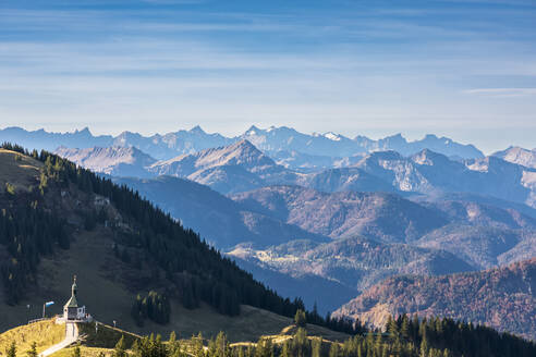 Deutschland, Bayern, Blick auf die Heilig-Kreuz-Kapelle und die umliegenden Berge in den Bayerischen Alpen - FOF13316