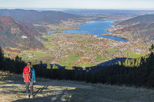 Deutschland, Bayern, Rottach-Egern, Wanderin bewundert Aussicht auf den Tegernsee und die umliegenden Orte vom Gipfel des Wallbergs - FOF13317