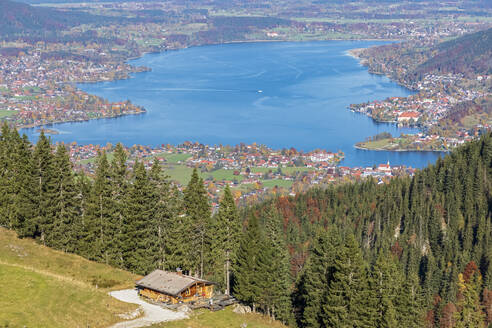 Deutschland, Bayern, Rottach-Egern, Tegernsee und umliegende Orte vom Gipfel des Wallbergs aus gesehen - FOF13320