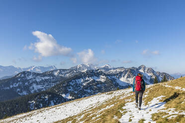 Deutschland, Bayern, Wanderin im Estergebirge - FOF13326