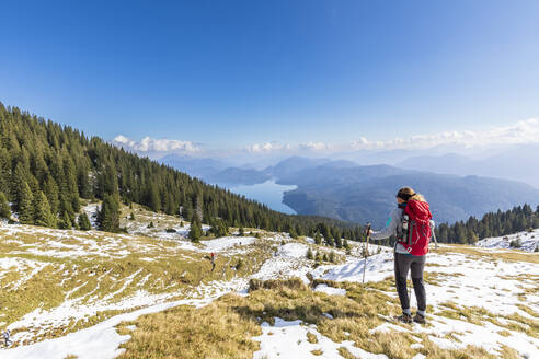 Deutschland, Bayern, Wanderin mit Blick auf den Walchensee vom Gipfel des Estergebirges aus gesehen - FOF13331