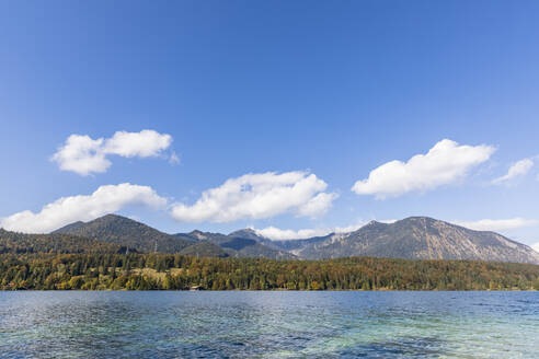 Deutschland, Bayern, Walchensee mit Heimgarten und Herzogstand im Hintergrund - FOF13335