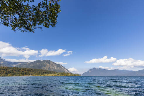 Deutschland, Bayern, Walchensee mit Jochberg und Herzogstand im Hintergrund - FOF13336