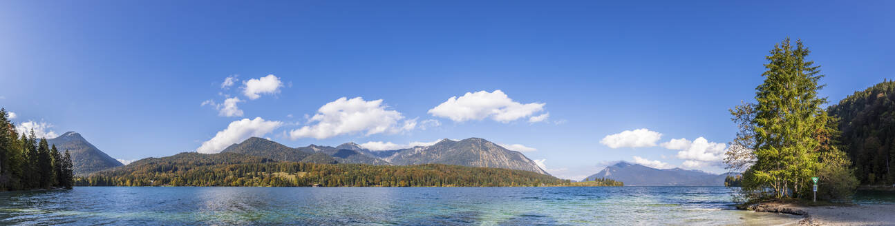 Deutschland, Bayern, Panoramablick auf den Walchensee mit Simetsberg, Jochberg, Heimgarten und Herzogstand im Hintergrund - FOF13337