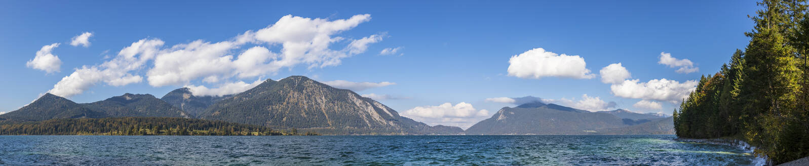 Deutschland, Bayern, Panoramablick auf den Walchensee mit Simetsberg, Jochberg, Heimgarten und Herzogstand im Hintergrund - FOF13338