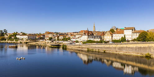 Frankreich, Nouvelle-Aquitaine, Bergerac, Fluss Dordogne mit alten Stadtgebäuden im Hintergrund - WDF07207