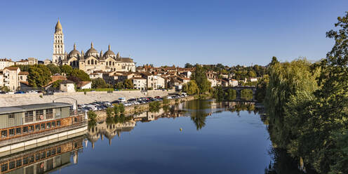 Frankreich, Nouvelle-Aquitaine, Perigueux, Fluss Isle mit Kathedrale von Perigueux - WDF07210