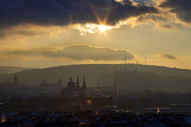 Deutschland, Bayern, Würzburg, Sonnenuntergang über der Frankenwarte - NDF01545