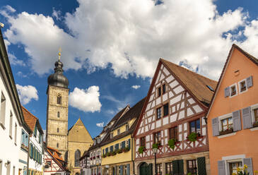 Deutschland, Bayern, Forchheim, Historische Häuser mit Glockenturm der Kirche St. Martin im Hintergrund - TAMF03812