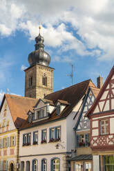 Deutschland, Bayern, Forchheim, Historische Häuser mit Glockenturm der Kirche St. Martin im Hintergrund - TAMF03813