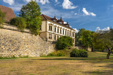 Deutschland, Bayern, Forchheim, Außenansicht des historischen Gerichtsgebäudes mit Stadtbefestigung im Vordergrund - TAMF03815