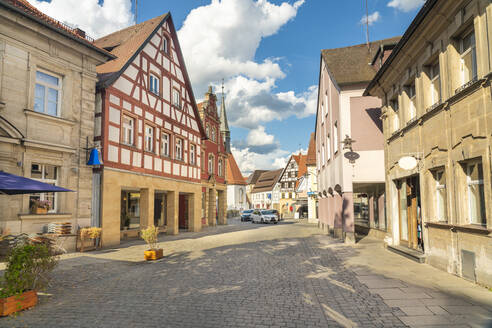 Deutschland, Bayern, Forchheim, Historische Häuser entlang der Bamberger Straße - TAMF03818