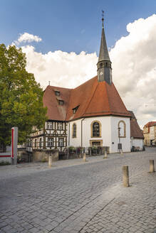 Deutschland, Bayern, Forchheim, Hauptstraße und Spitalkirche St. Katharina - TAMF03821