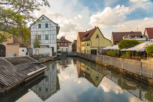 Deutschland, Bayern, Forchheim, Häuser spiegeln sich im Alten Kanal - TAMF03826