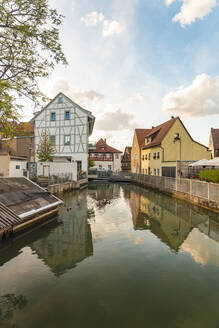 Deutschland, Bayern, Forchheim, Häuser spiegeln sich im Alten Kanal - TAMF03827