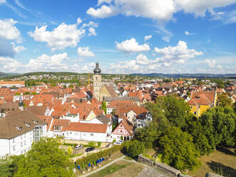 Deutschland, Bayern, Forchheim, Luftaufnahme der Altstadt mit der Kirche St. Martin im Zentrum - TAMF03833