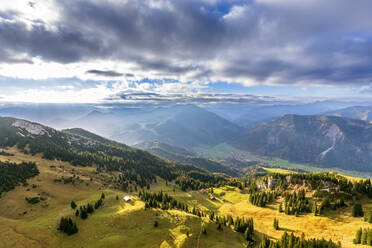 Deutschland, Bayern, Aussicht vom Gipfel in den Bayerischen Alpen - FOF13347
