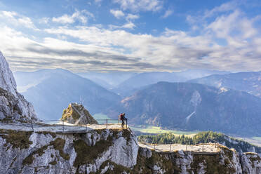 Deutschland, Bayern, Wanderin bewundert Landschaft der Bayerischen Alpen von einem Aussichtspunkt aus - FOF13350
