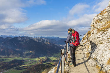 Deutschland, Bayern, Wanderin bewundert Landschaft der Bayerischen Alpen von einem Aussichtspunkt aus - FOF13351