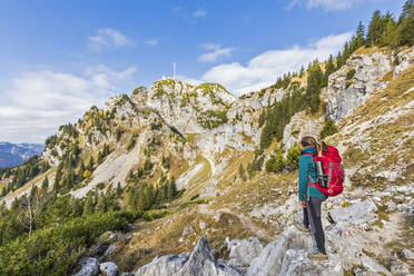 Deutschland, Bayern, Wanderin schaut zum Gipfel des Wendesteins - FOF13357