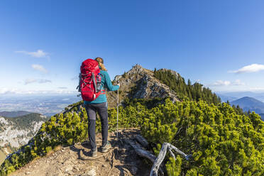 Deutschland, Bayern, Wanderin auf dem Gipfel des Wildalpjochs - FOF13361