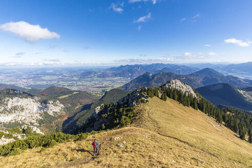 Deutschland, Bayern, Wanderin auf Gipfelweg in den Bayerischen Alpen - FOF13362