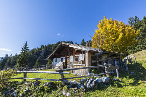 Germany, Bavaria, Secluded hut in Bavarian Alps - FOF13366