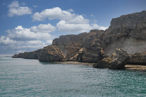 Saudi Arabia, Jazan Province, Coastal cliffs and outcrops in Farasan Islands archipelago - RUNF04854
