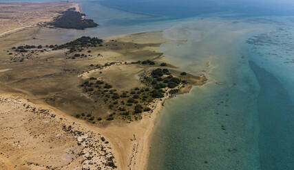 Saudi-Arabien, Provinz Jazan, Luftaufnahme des Sandstrandes im Archipel der Farasan-Inseln - RUNF04856