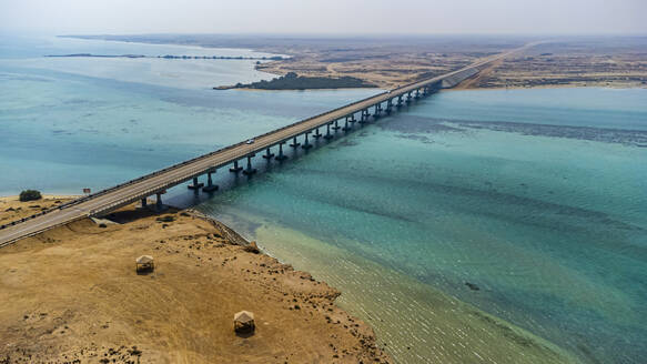Saudi-Arabien, Provinz Jazan, Luftaufnahme einer Brücke, die zwei Inseln des Farasan-Archipels verbindet - RUNF04857