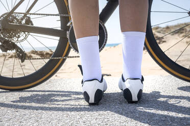 Radfahrer auf der Straße stehend mit Fahrrad - JCMF02352