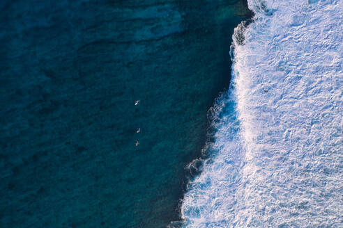 Luftaufnahme von plätschernden Wellen im Meer - KNTF06866
