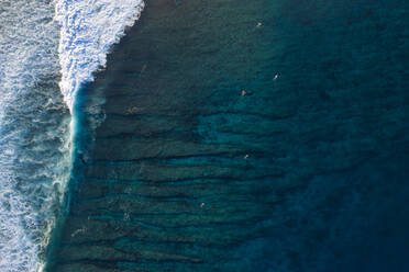Luftaufnahme von plätschernden Meereswellen - KNTF06867