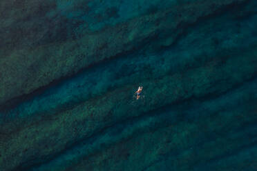 Man surfing with surfboard in sea - KNTF06868