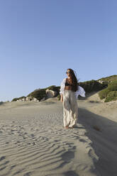 Junge Frau steht am Strand von Patara, Türkei - SYEF00200