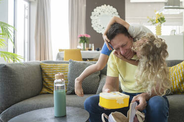 Vater hält Brotdose mit verspielter Tochter zu Hause - SVKF01011