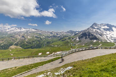 Österreich, Kärnten, Person fährt Fahrrad auf der Großglockner Hochalpenstraße - FOF13368