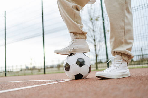 Mädchen spielt mit Fußball - MDOF00458