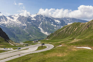 Österreich, Kärnten, Großglockner Hochalpenstraße mit den Gipfeln Hohe Dock und Großes Wiesbachhorn im Hintergrund - FOF13375