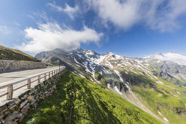 Österreich, Kärnten, Großglockner Hochalpenstraße mit Bergen im Hintergrund - FOF13380