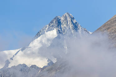 Österreich, Kärnten, Großglockner Berg mit Wolke im Vordergrund - FOF13384