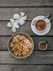 Eine Tasse Kaffee und eine Schale Erdnussbutter-Müsli - KNTF06872