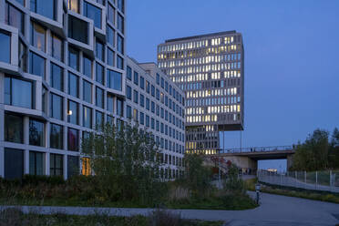 Deutschland, Bayern, München, Moderne Bürogebäude in der Abenddämmerung - MAMF02351