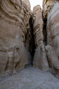 Saudi-Arabien, Ostprovinz, Al-Hofuf, Eingang einer engen Höhle in Jabal Al-Qarah - RUNF04872